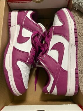 Nike Low-Top Sneakers - White & Magenta
